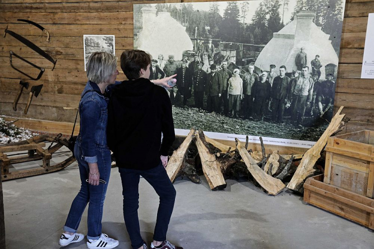 Otwarcie wystawy „Dawne leśnictwo na Podlasiu” w Podlaskim Muzeum Kultury Ludowej w Wasilkowie. Fot. PAP/A. Reszko