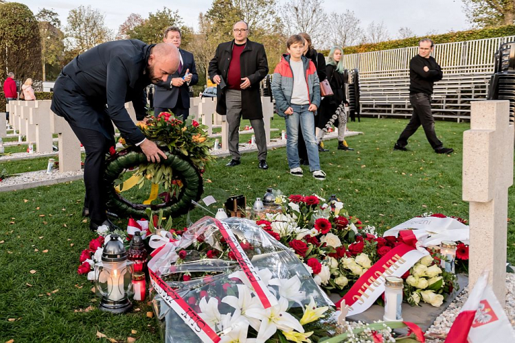 Prezydent Wrocławia Jacek Sutryk (L) składa wieniec na grobie gen. Stanisława Maczka na Polskim Honorowym Cmentarzu Wojskowym w Bredzie. Fot. PAP/M. Kulczyński