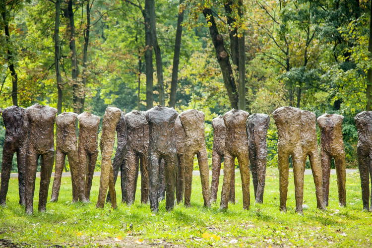 „Caminando” Magdaleny Abakanowicz. Źródło: DESA Unicum