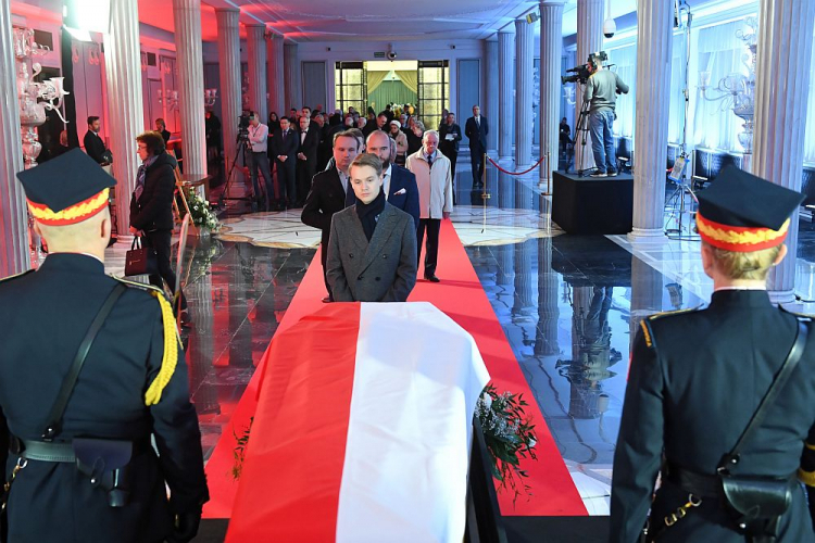 Trumna z ciałem marszałka seniora Kornela Morawieckiego w Sali Kolumnowej Sejmu. Fot. PAP/R. Pietruszka