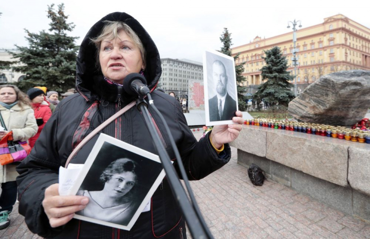 Demonstracja w Moskwie przy głazie przywiezionym z Wysp Sołowieckich – miejsca pierwszych w ZSRR łagrów, nieopodal dawnego gmachu KGB, dziś zajmowanym przez Federalną Służbę Bezpieczeństwa. Fot. PAP/EPA