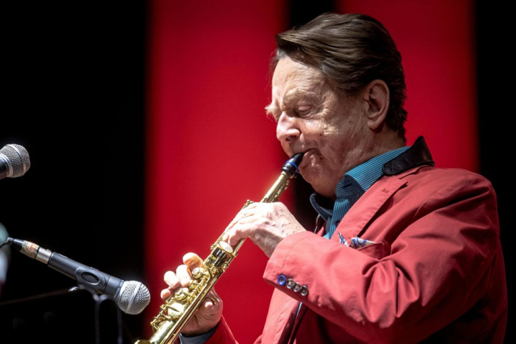 Toruń, 23.02.2019. Zbigniew Namysłowski – saksofon altowy podczas 19. edycji JAZZ Od Nowa Festival.  PAP/T. Żmijewski