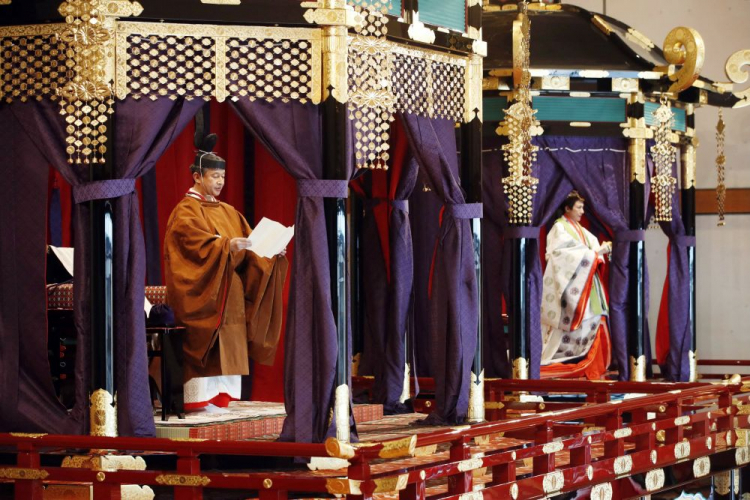 Cesarz Japonii Naruhito i cesarzowa Masako podczas uroczystości. Fot. PAP/EPA