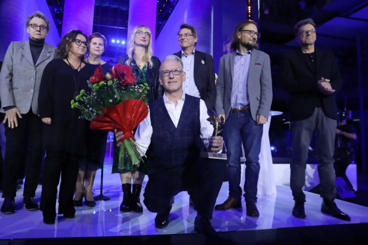 Warszawa, 06.10.2019. Laureat Literackiej Nagrody Nike za książkę reporterską "Nie ma" Mariusz Szczygieł, przewodniczący jury Marek Zaleski oraz nominowani do Nagrody Nike: Małgorzata Rejmer, Zyta Rudzka, Aleksander Kaczorowski w Bibliotece Uniwersytetu Warszawskiego.  PAP/T. Gzell