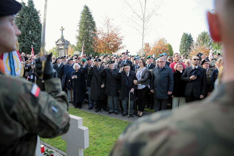 Weterani – m.in. mjr Marian Słowiński (C, z laską) oraz syn gen. Maczka prof. Andrzej Maczek (7P) podczas uroczystości na Polskim Honorowym Cmentarzu Wojskowym w Oosterhout. 26.10.2019. Fot. PAP/L. Szymański