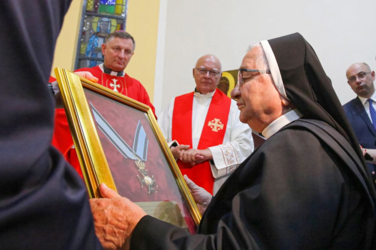 Izrael, Jerozolima, 17.10.2019. Siostra Róża odbiera replikę Orderu Virtuti Militari dla Zgromadzenia Zakonu Sióstr im. Świętej Elżbiety w Domu Polskim prowadzonym przez siostry Elżbietanki w Jerozolimie. PAP/M. Marek