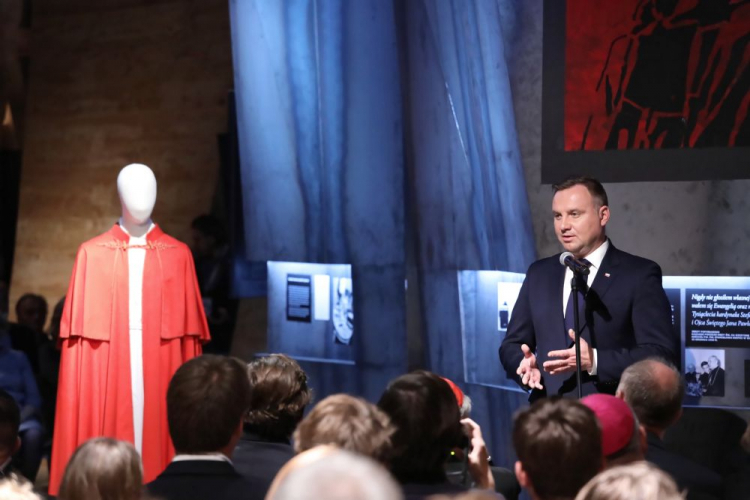 Warszawa, 16.10.2019. Prezydent RP Andrzej Duda podczas uroczystej prezentacji ekspozycji głównej Mt 5,14 Muzeum Jana Pawła II i Prymasa Wyszyńskiego. Fot. PAP/T. Gzell Warszawa, 16.10.2019. Prezydent RP Andrzej Duda podczas uroczystej prezentacji ekspozycji głównej Mt 5,14 Muzeum Jana Pawła II i Prymasa Wyszyńskiego. Fot. PAP/T. Gzell