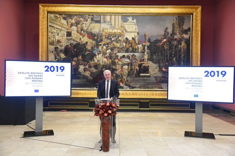 Kraków, 22.10.2019. Wicepremier, minister nauki i szkolnictwa wyższego Jarosław Gowin podczas Plenarnego Posiedzenia Europejskiej Rady ds. Badań Naukowych. Fot. PAP/J. Bednarczyk Kraków, 22.10.2019. Wicepremier, minister nauki i szkolnictwa wyższego Jarosław Gowin podczas Plenarnego Posiedzenia Europejskiej Rady ds. Badań Naukowych. Fot. PAP/J. Bednarczyk