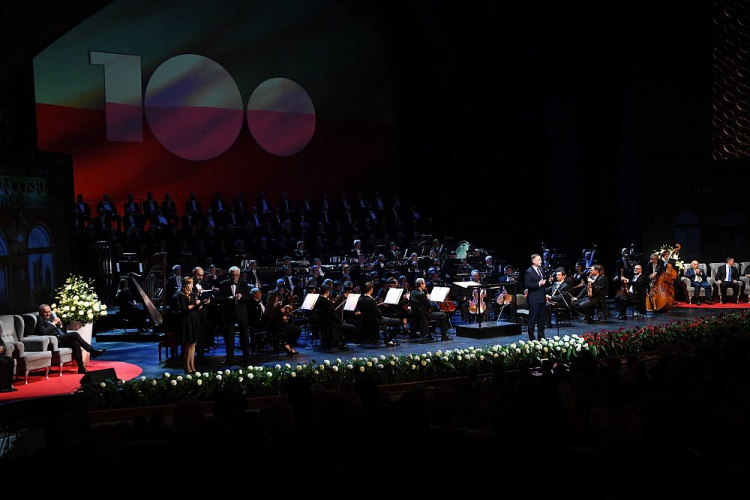 Prezydent Andrzej Duda przemawia podczas Gali 100-lecia Polskiego Komitetu Olimpijskiego w Teatrze Wielkim w Warszawie. Fot. PAP/P. Nowak