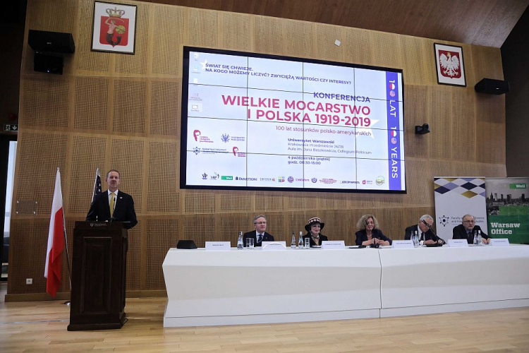 Ambasador USA w Polsce Georgette Mosbacher (3L), szef gabinetu prezydenta Krzysztof Szczerski (2L), rektor UW Marcin Pałys (L), sekretarz stanu w Kancelarii Prezydenta RP Lecha Kaczyńskiego Ewa Junczyk-Ziomecka (3P), przewodniczący Rady Fundacji Edukacyjnej Jana Karskiego Andrzej Rojek (2P) i dziekan WNPiSM UW Stanisław Sulowski (P) podczas konferencji "Wielkie mocarstwo i Polska 1919-2019. . 100 lat stosunków polsko-amerykańskich" na Uniwersytecie Warszawskim. Fot. PAP/W. Olkuśnik