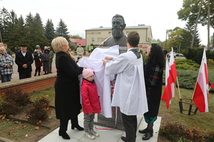 Prezes Trybunału Konstytucyjnego Julia Przyłębska (L) oraz praprawnuczka sędziego Pomiana-Srzednickiego Agnieszka Battelli (P) podczas odsłonięcia pomnika I Prezesa SN Stanisława Pomiana-Srzednickiego we wsi Brańszczyk. Fot. PAP/T. Gzell