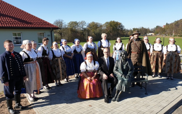 Pomnik hrabiny po odsłonięciu. Źródło: Gmina Hażlach Pomnik hrabiny po odsłonięciu. Źródło: Gmina Hażlach