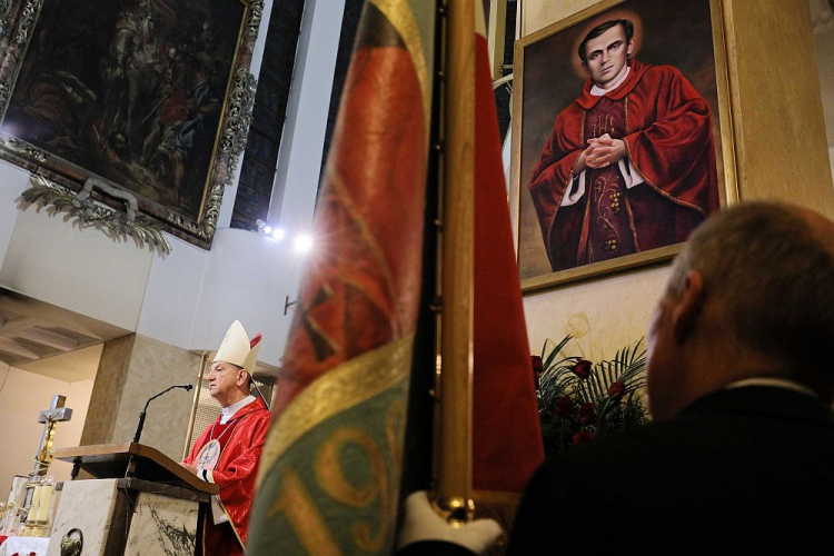 Biskup polowy Wojska Polskiego Józef Guzdek (L) podczas uroczystej mszy świętej w kościele pw. św. Stanisława Kostki w Warszawie w intencji kanonizacji bł. ks. Jerzego Popiełuszki podczas obchodów 35. rocznicy śmierci kapłana. 19.10.2019. Fot. PAP/P. Supernak