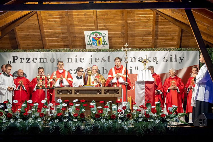 Bp Wiesław Mering (C) podczas mszy świętej polowej przy kościele pw. Matki Bożej Fatimskiej we Włocławku w ramach uroczystości upamiętniających 35. rocznicę męczeńskiej śmierci bł. ks. Jerzego Popiełuszki. Fot. PAP/T. Żmijewski