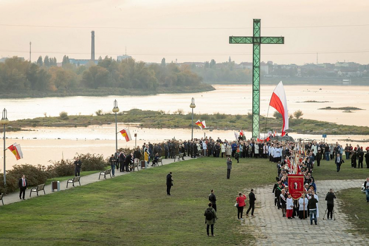 Uroczystości upamiętniające 35. rocznicę męczeńskiej śmierci bł. ks. Jerzego Popiełuszki na włocławskiej tamie. 18.10.2019. Fot. PAP/T. Żmijewski