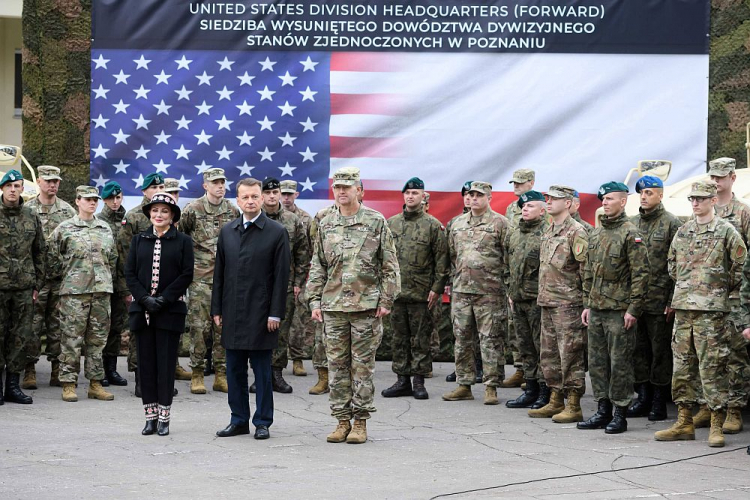 Minister obrony narodowej Mariusz Błaszczak (C), ambasador USA w Polsce Georgette Mosbacher (L) i generał Joe Jarrard (P) podczas inauguracji działalności Wysuniętego Stanowiska Dowodzenia Amerykańskiej 1. Dywizji Piechoty w Poznaniu. Fot. PAP/J. Kaczmarczyk