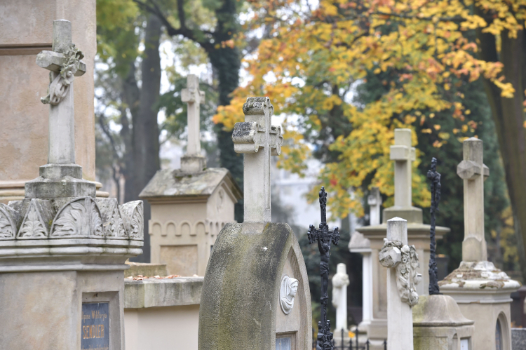 Kraków. Cmentarz Rakowicki w jesiennej szacie. PAP/J. Bednarczyk