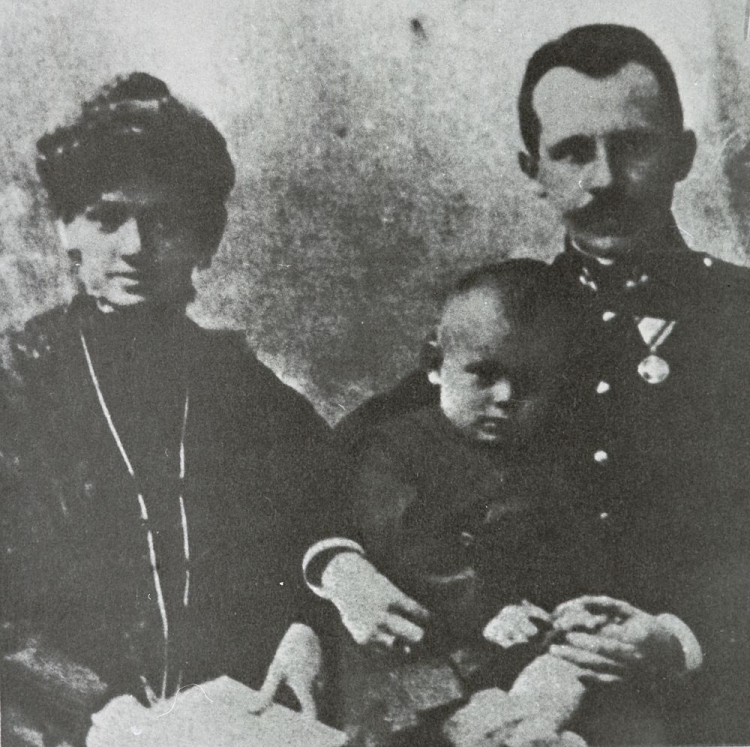 Wadowice ok. 1908. Rodzice Karola Wojtyły: Karol i Emilia z domu Kaczorowska, ze starszym bratem Edmundem.  PAP/Reprodukcja 