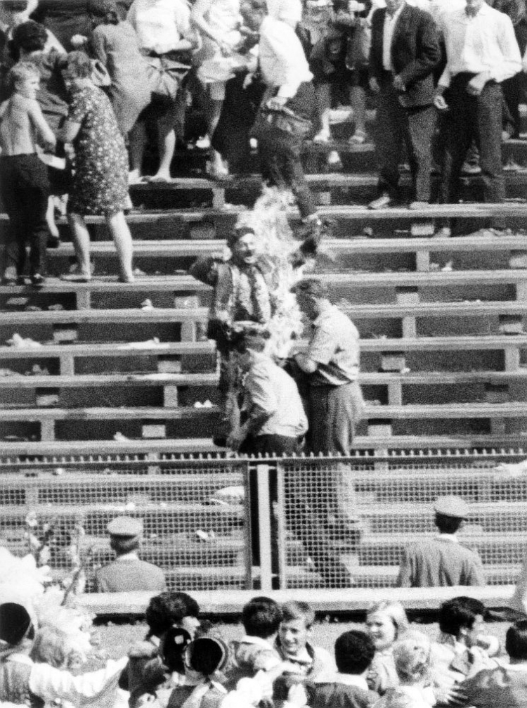 Ryszard Siwiec protestując przeciwko inwazji na Czechosłowację dokonuje samospalenia w czasie ogólnokrajowych dożynek na Stadionie Dziesięciolecia. Warszawa, 08.09.1968. Fot. PAP/PAI/L. Łożyński