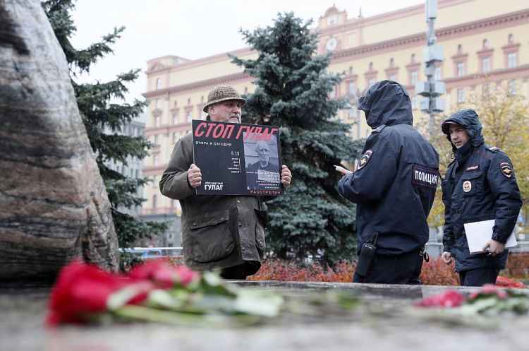 Demonstrant z plakatem przedstawiającym portret ofiary sowieckich represji i hasłem „Stop GUŁAG”. Moskwa, 06,10.2019. Fot. PAP/EPA