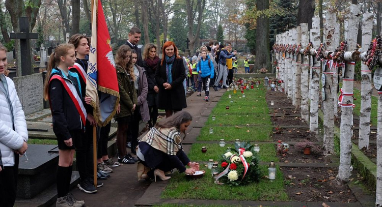 W ramach akcji „Szkoła pamięta” minister edukacji narodowej Dariusz Piontkowski wspólnie z uczniami SP 92 w Warszawie złożył wieńce i zapalił znicze na grobach polskich bohaterów na Cmentarzu Wojskowym na Powązkach. Fot. MEN