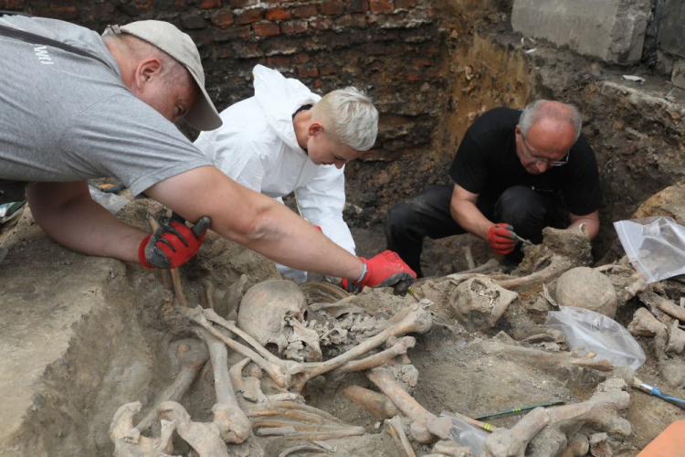 Warszawa, 13.07.2018. Wiceprezes Instytutu Pamięci Narodowej Krzysztof Szwagrzyk podczas wizyty na terenie prac poszukiwawczych w Muzeum Żołnierzy Wyklętych i Więźniów Politycznych PRL przy ul. Rakowieckiej w Warszawie. PAP/P. Supernak