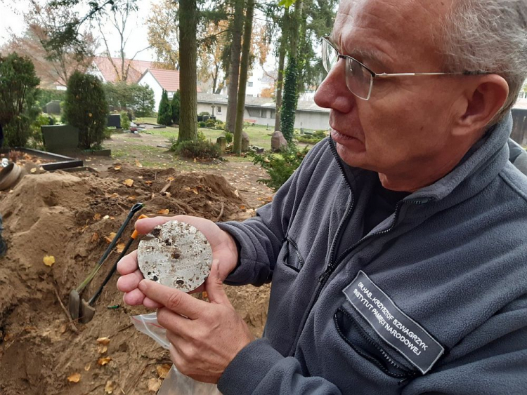 Na cmentarzu w miejscowości Fürstenberg, gdzie zakopywano prochy kobiet zamordowanych w KL Ravensbrück, zespół BPiI odnalazł m.in. tabliczkę z urny z prochami Małgorzaty Dembowskiej, siostry bp. Bronisława Dembowskiego. Fot. Biuro Poszukiwań i Identyfikacji IPN