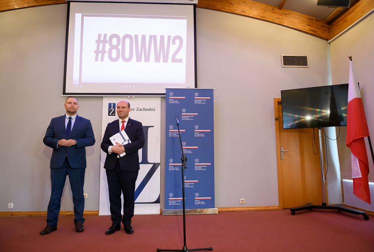 Wiceminister spraw zagranicznych Szymon Szynkowski vel Sęk (L) i dyrektor Muzeum II Wojny Światowej Karol Nawrocki podczas konferencji prasowej podsumowującej kampanię informacyjną #80WW2. Fot. PAP/J. Kaczmarczyk