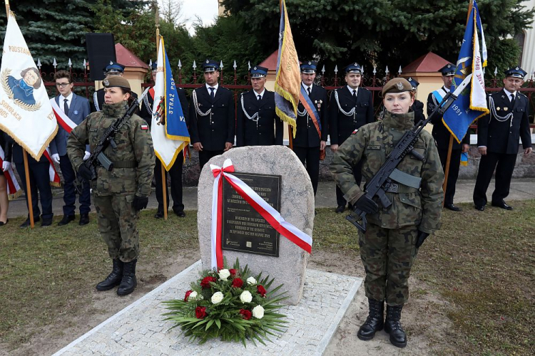 Pomnik w Waniewie upamiętniający Władysława i Stanisławę Krysiewiczów, którzy zostali zamordowani za ratowanie Żydów. Fot. PAP/A. Reszko