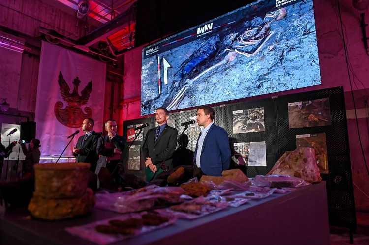 Wiceminister kultury i dziedzictwa narodowego Jarosław Sellin (2L), dyrektor Muzeum II Wojny Światowej Karol Nawrocki (L) oraz Filip Kuczma (P) i Mariusz Wójtowicz-Podhorski (2P) podczas konferencji prasowej nt. najnowszych odkryć dokonanych w trakcie badań archeologicznych na Westerplatte. Gdańsk, 10.10.2019. Fot. PAP/J. Dzban