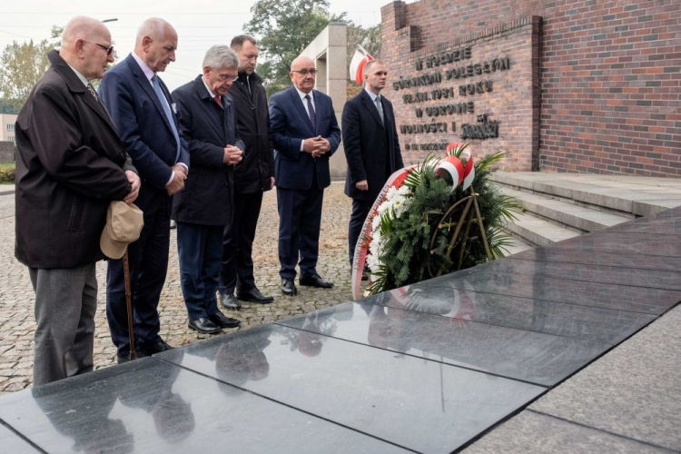 Katowice, 08.10.2019. Marszałek Senatu RP Stanisław Karczewski, senator Bronisław Korfanty, przewodniczący Komisji Zakładowej NSZZ „Solidarność” w Kopalni Węgla Kamiennego „Wujek” w Katowicach Jan Ludwiczak, wiceprezydent Katowic Mariusz Skiba i kandydat na senatora Marek Rudnicki. PAP/H. Bardo