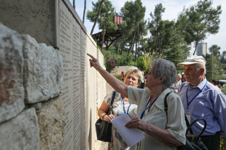 Jerozolima, Izrael, 15.10.2019. Zofia Krzyżanowska (C) w Jerozolimie, 15 bm. podczas zwiedzania Ogródu Sprawiedliwych Wśród Narodów Świata Yad Vashem wraz z uczestnikami IV Zjazdu Polaków Ratujących Żydów. Fot. PAP/M. Marek