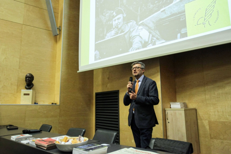 Warszawa, 04.11.2019. Dyrektor Muzeum Historii Polski Robert Kostro przed pokazem premierowym filmów wyprodukowanych przez Muzeum Historii Polski: "Niepokonany. Opowieść o generale Stanisławie Maczku" oraz "Marian na wojnie. Animowana historia Mariana Walentynowicza", 4 bm. w stołecznym Muzeum Powstania Warszawskiego. Fot. PAP/M. Marek