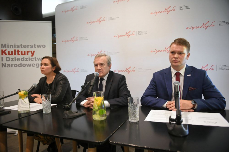 Wicepremier, minister kultury Piotr Gliński (C), dyrektor Departamentu Dziedzictwa Kulturowego Paulina Florjanowicz (L) oraz dyrektor Biura Programu "Niepodległa" Jan Kowalski (P), 4 bm. w Starej Herbaciarni w Łazienkach Królewskich w Warszawie podczas spotkania "Niepodległa na Narodowe Święto Niepodległości". Fot. PAP/R. Pietruszka