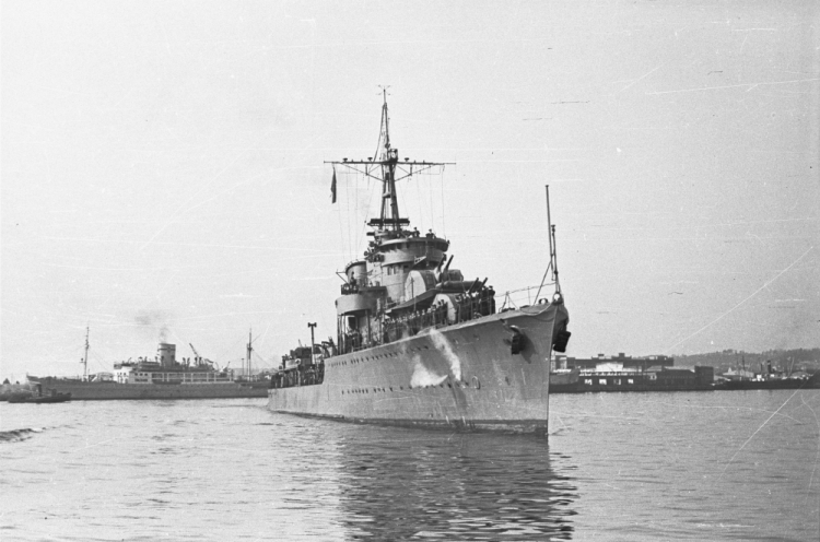 Gdynia, 05.07.1947 r. Niszczyciel ORP „Błyskawica” właśnie powrócił do kraju. Okręt m.in. wspierał ogniem wojska alianckie walczące w obronie Norwegii, osłaniał ewakuację Dunkierki, dwa lata eskortował konwoje na Atlantyku, działał na wodach kanału La Manche. Fot. PAP/CAF