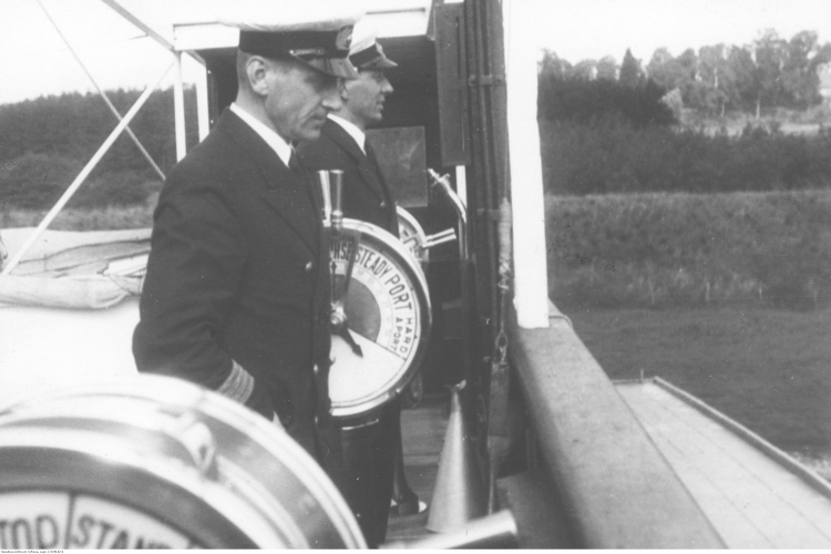 Mamert Stankiewicz na mostku kapitańskim "Polonii" 1931 r.. Źródło: NAC