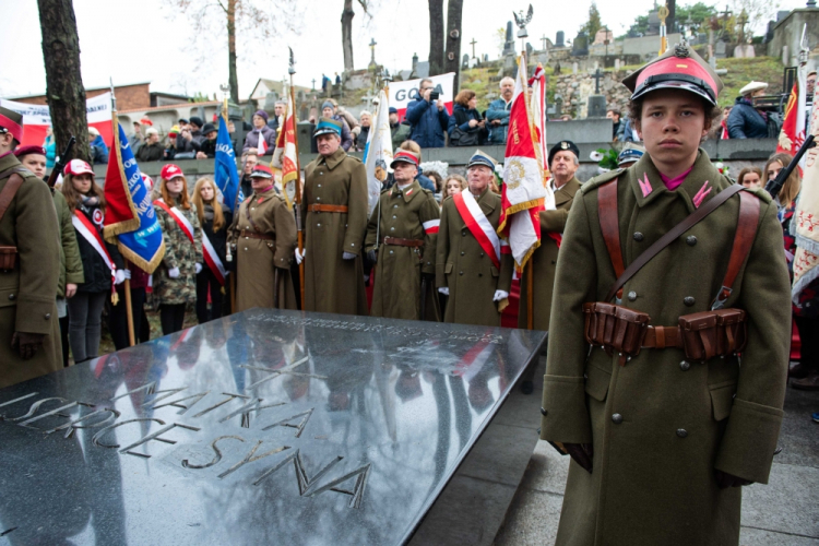 Wilno, Litwa, 11.11.2019. Uroczystości złożenia wieńców oraz wspólna modlitwa przy Mauzoleum Matki i Serca Syna, 11 bm. na wileńskiej Rossie. Uroczystości odbywają się z okazji Narodowego Święta Niepodległości Polski. Fot. PAP/V. Doveiko