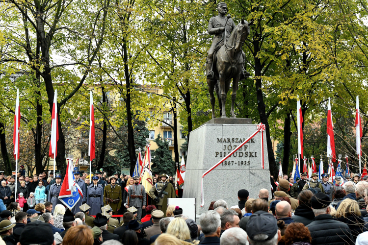 Rzeszów, 11.11.2019. Uroczystość odsłonięcia pomnika Józefa Piłsudskiego w Rzeszowie, 11 bm. Autorem 8-metrowego monumentu: marszałka siedzącego na koniu jest krakowski artysta Władysław Dudek. Fot. PAP/D. Delmanowicz