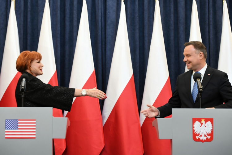 Warszawa, 06.11.2019. Prezydent Andrzej Duda (P) i ambasador Stanów Zjednoczonych w Polsce Georgette Mosbacher (L) podczas wspólnego wystąpienia, 6 bm. w Pałacu Prezydenckim w Warszawie. Na konferencji ogłoszono, że 6 bm. w Waszyngtonie zostanie ogłoszony oficjalny komunikat o tym, że Polska została przyjęta do programu bezwizowego. Fot. PAP/R. Pietruszka