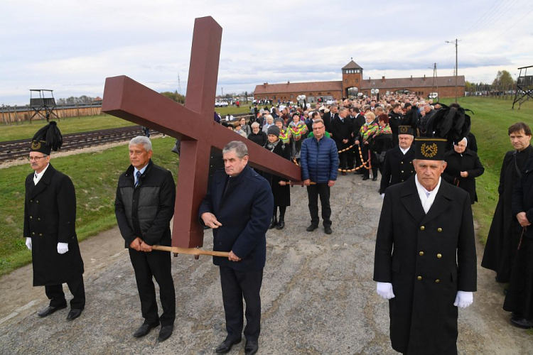 Droga Krzyżowa w intencji ofiar obozów koncentracyjnych i łagrów na terenie byłego niemieckiego obozu zagłady KL Auschwitz II-Birkenau. 03.11.2019. Fot. PAP/J. Bednarczyk 