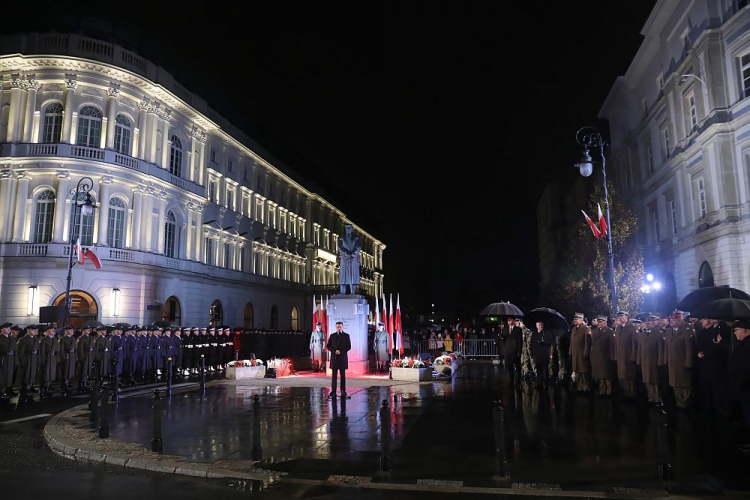 Minister obrony narodowej Mariusz Błaszczak (C) przemawia przed pomnikiem Marszałka Józefa Piłsudskiego na pl. Piłsudskiego w Warszawie w przeddzień obchodów Święta Niepodległości. 10.11.2019. Fot. PAP/T. Gzell