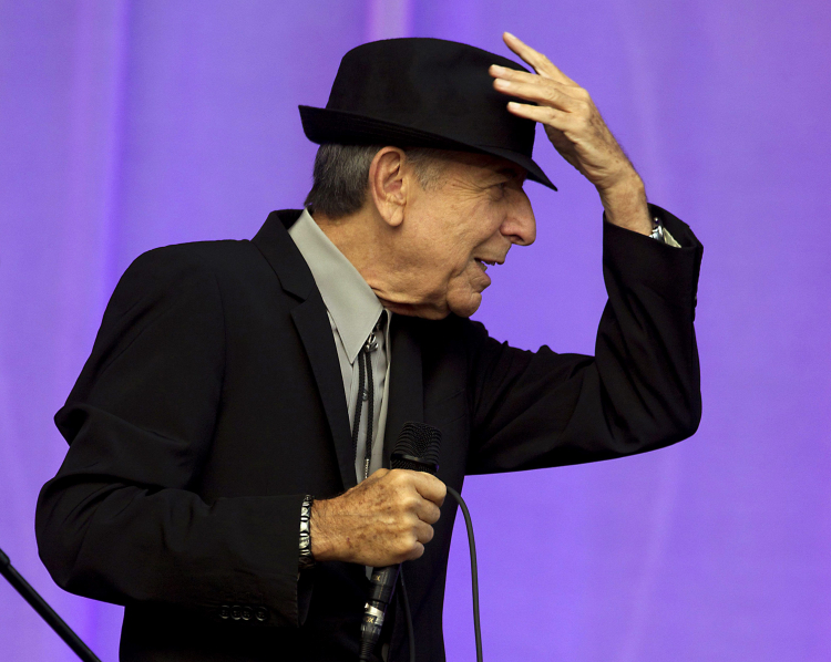 Leonard Cohen podczas występu w Amsterdamie 2012 r.  Fot. PAP/EPA