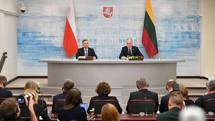 Prezydent RP Andrzej Duda (L) oraz prezydent Republiki Litewskiej Gitanas Nauseda (P) podczas spotkania z przedstawicielami mediów po rozmowach plenarnych. Wilno, 21.11.2019. Fot. PAP/P. Nowak