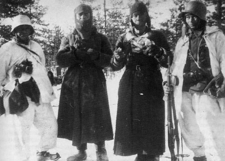 Jeńcy sowieccy podczas wojny zimowej. Źródło: Wikimedia Commons
