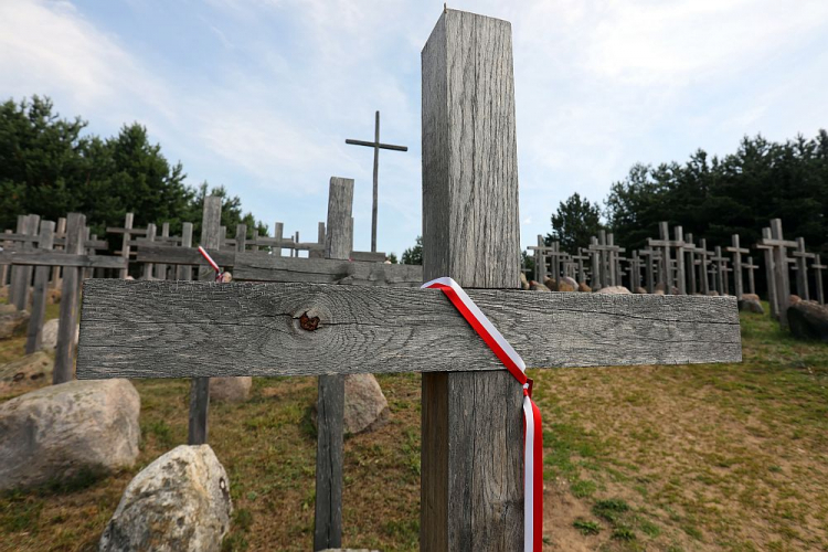 Wzgórze Krzyży w Gibach upamiętniające pomordowanych w obławie augustowskiej. 07.2019. Fot. PAP/A. Reszko