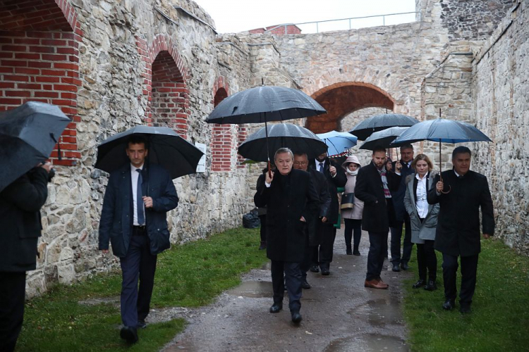 Wicepremier, minister kultury Piotr Gliński (C-L) podczas zwiedzania Zamku Tenczyn w Rudnie. Fot. PAP/Ł. Gągulski