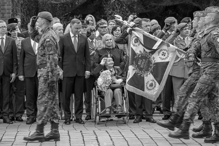 Kurier Armii Krajowej kpt. Krystyna Koczy (centrum-P), prezydent RP Andrzej Duda (centrum-L) podczas uroczystości złożenia przysięgi wojskowej przez żołnierzy 13. Śląskiej Brygady Obrony Terytorialnej. Katowice, 16.08.2019. Fot. PAP/H. Bardo