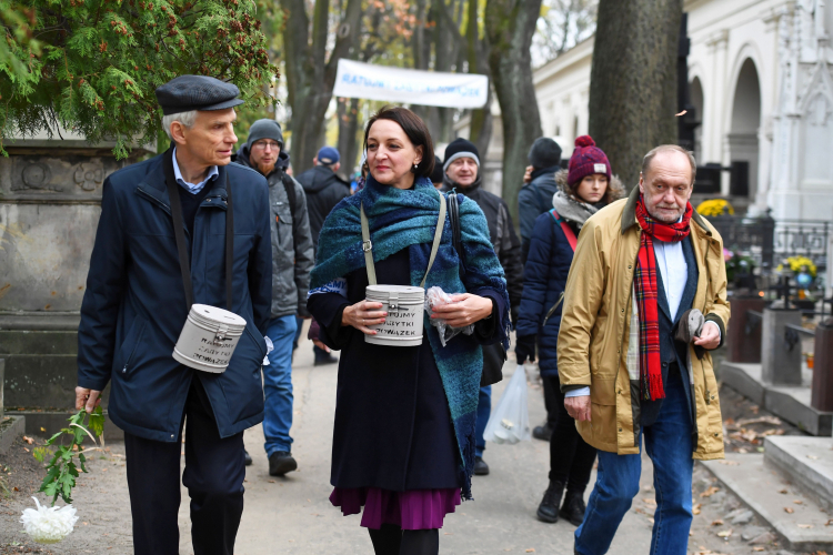 Warszawa, 02.11.2019. Wiceminister kultury Magdalena Gawin oraz przewodniczący Społecznego Komitetu Opieki nad Starymi Powązkami im. Jerzego Waldorffa Marcin Święcicki oraz jego zastępca Jerzy Kisielewski podczas kwesty na Starych Powązkach. Fot. PAP/P. Nowak