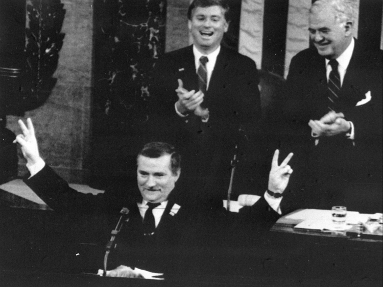 Lech Wałęsa wygłosił przemówienie do połączonych izb Kongresu Stanów Zjednoczonych. Fot. PAP/Reprodukcja