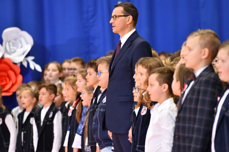 Radzymin, 08.11.2019. Premier Mateusz Morawiecki podczas wizyty w Szkole Podstawowej nr 1 im. ppłka pil. Mariana Pisarka w Radzyminie.  PAP/P. Nowak